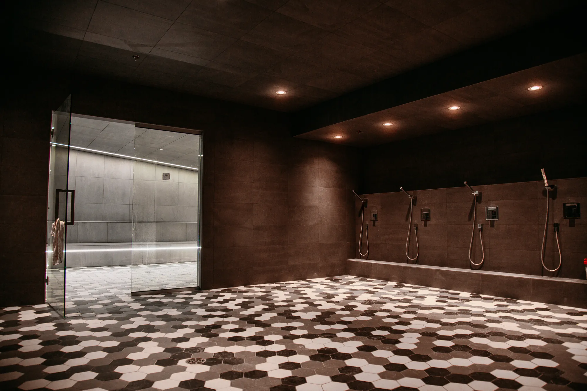 Aire de douches d'un spa en céramique hexagonale
